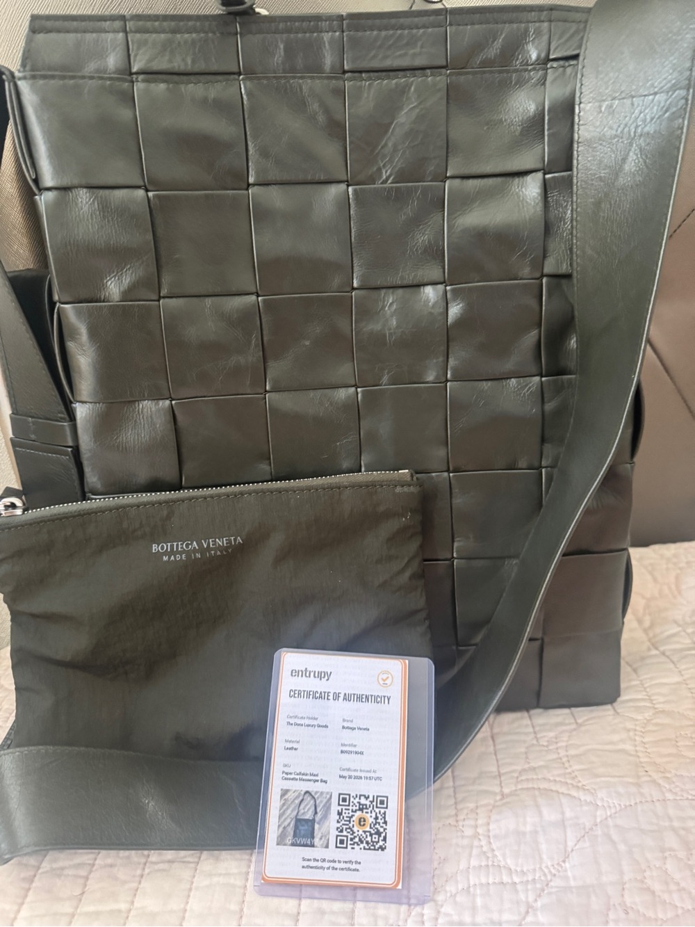 Bottega Veneta Men’s Intrecciato Woven Leather Crossbody Bag in Dark Green